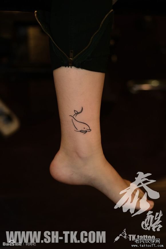 女性脚部简易可爱海鲸纹身图案