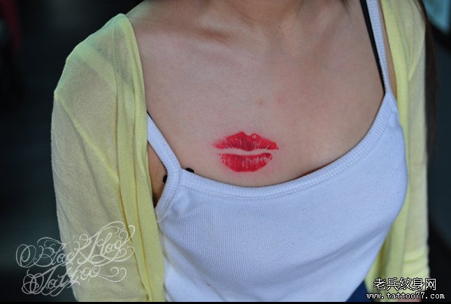 一款性感的前胸嘴唇纹身图案由武汉纹身网提供