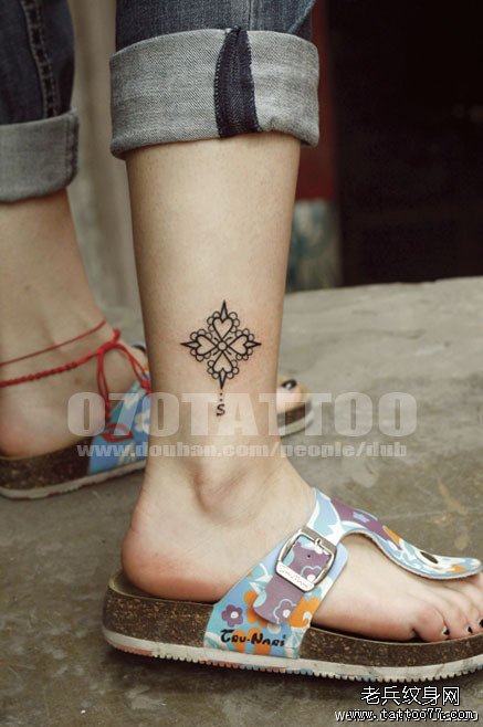展示一张小腿上简单的四叶草纹身图片_武汉纹