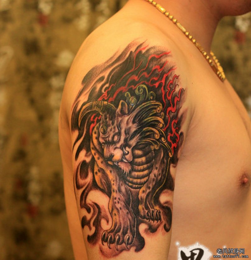 武汉最好的刺青店推荐一款大臂麒麟纹身图案_