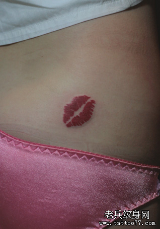 武汉最好的纹身店推荐一款女性腰部嘴唇纹身图案