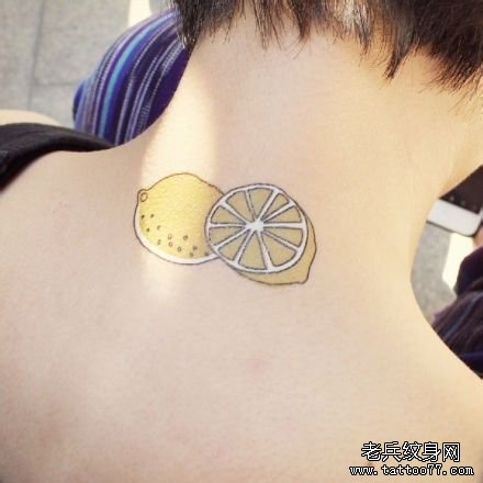一款女性脖子柠檬纹身图案由武汉纹身店推荐_