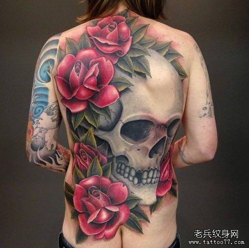 满背彩色骷髅头玫瑰花纹身图案由武汉纹身店推