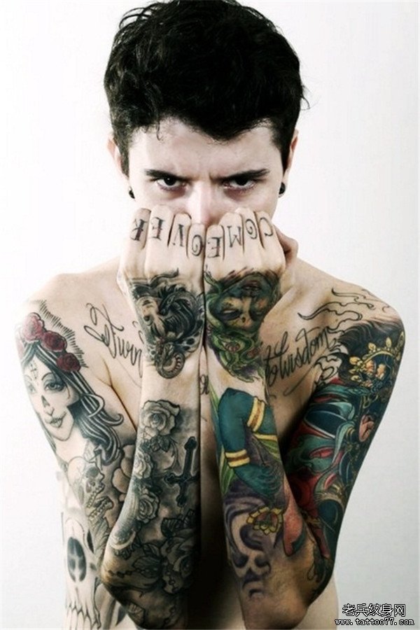 个性彩色花臂男人纹身图案由武汉纹身店推荐