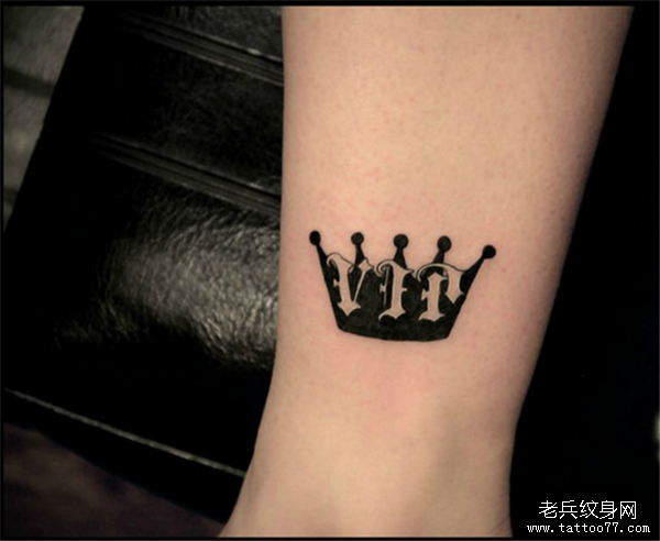 武汉纹身店推荐一款腿部图腾皇冠纹身图案_武