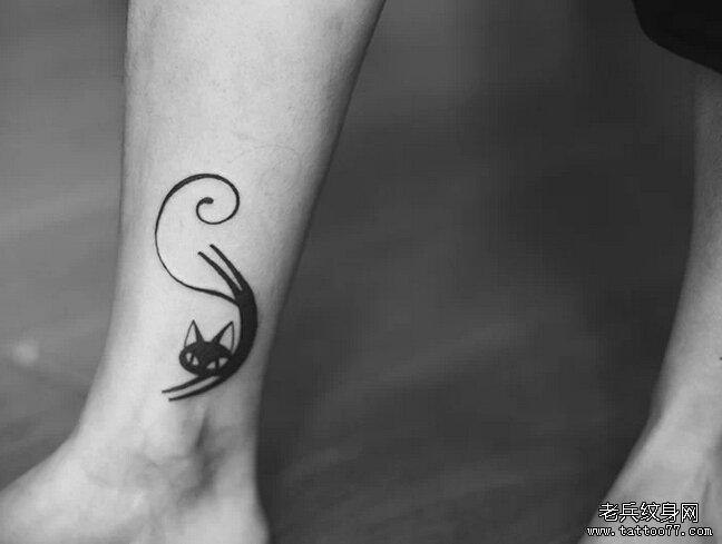 女性脚踝猫咪纹身图案由武汉纹身店推荐_武汉