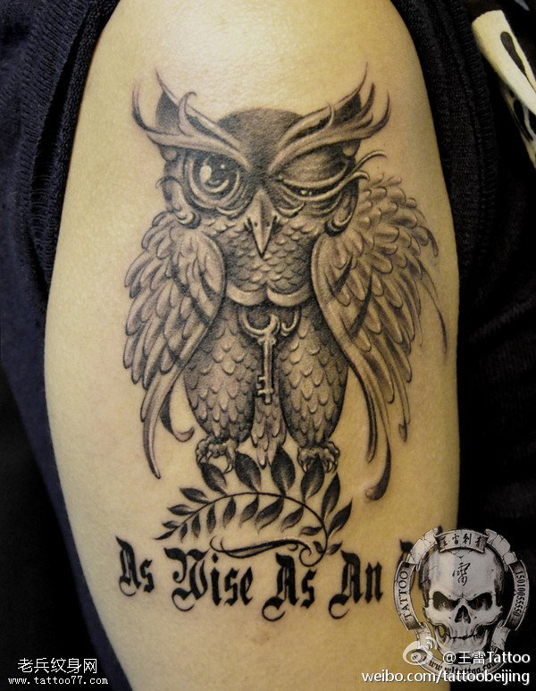 手臂猫头鹰字母纹身图案由武汉纹身馆提供_武