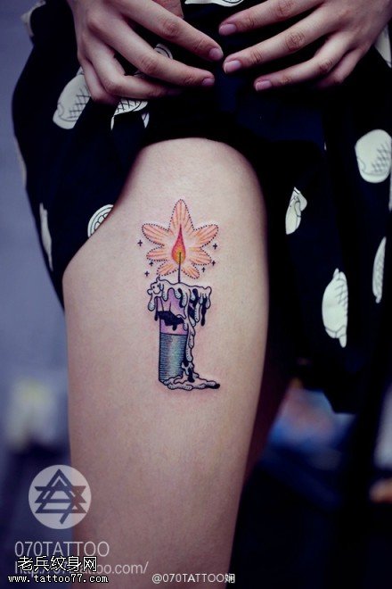女性腿部彩色蜡烛纹身图案由武汉最好的纹身店