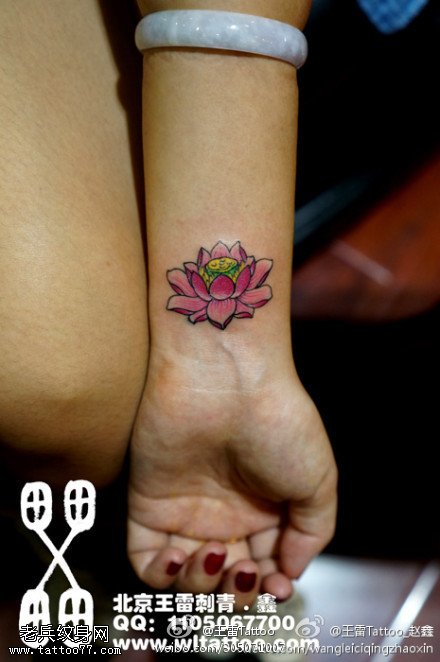 女性手腕彩色莲花纹身图案由武汉纹身提供_武