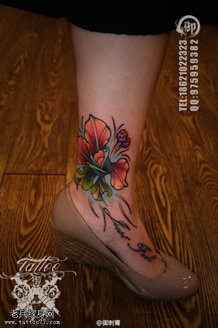 女性脚部彩色花卉纹身图案