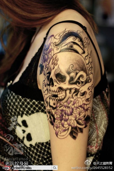 女性手臂骷髅菊花纹身图案由刺青店提供