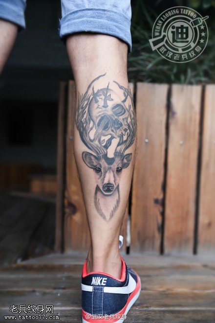 武汉纹身师喻迪一个月前制作的小腿鹿纹身作品