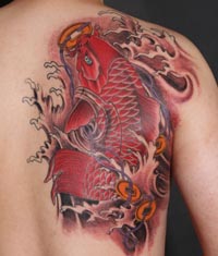 湖北老兵纹身店:帅气的背部鲤鱼浪花纹身图案作品