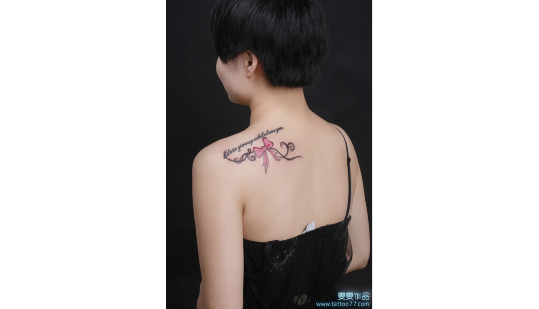 美女背部蝴蝶结纹身图案作品