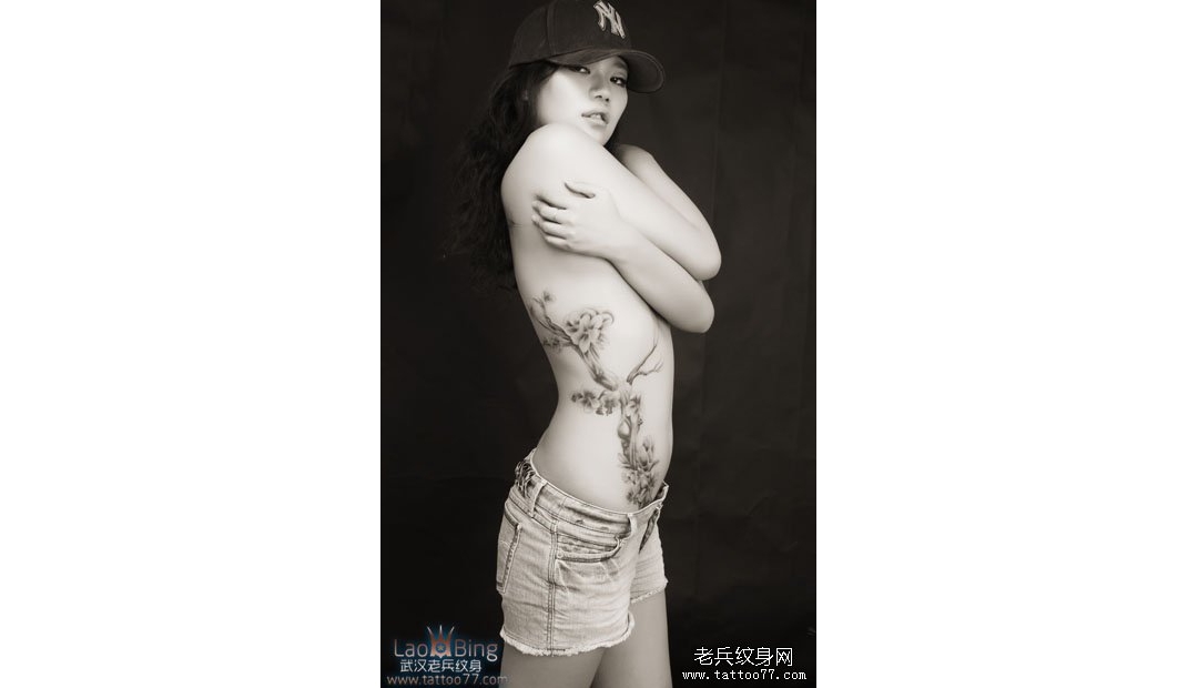 武汉老兵纹身：性感美女的腰部桃花树纹身图案作品恢复效果 ...