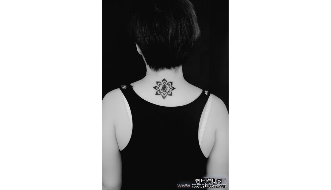 武汉老兵纹身店：时尚的颈部图腾莲花纹身图案作品