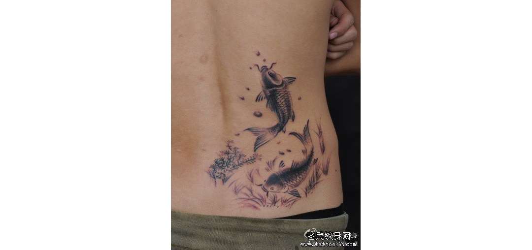 武汉老兵纹身店：有意境的腰部水墨鱼纹身图案作品