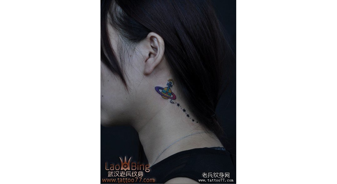 武汉老兵纹身作品：美女耳后土星logo纹身图案作品