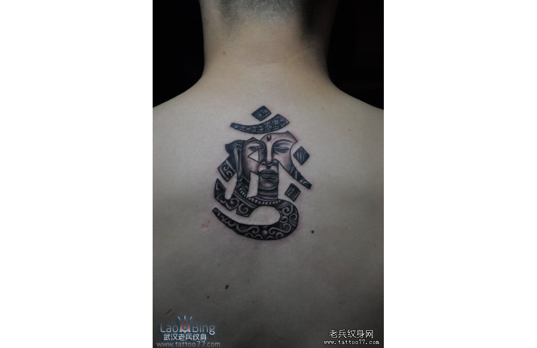 武汉老兵纹身：帅气的背部梵文大日如来纹身图案作品