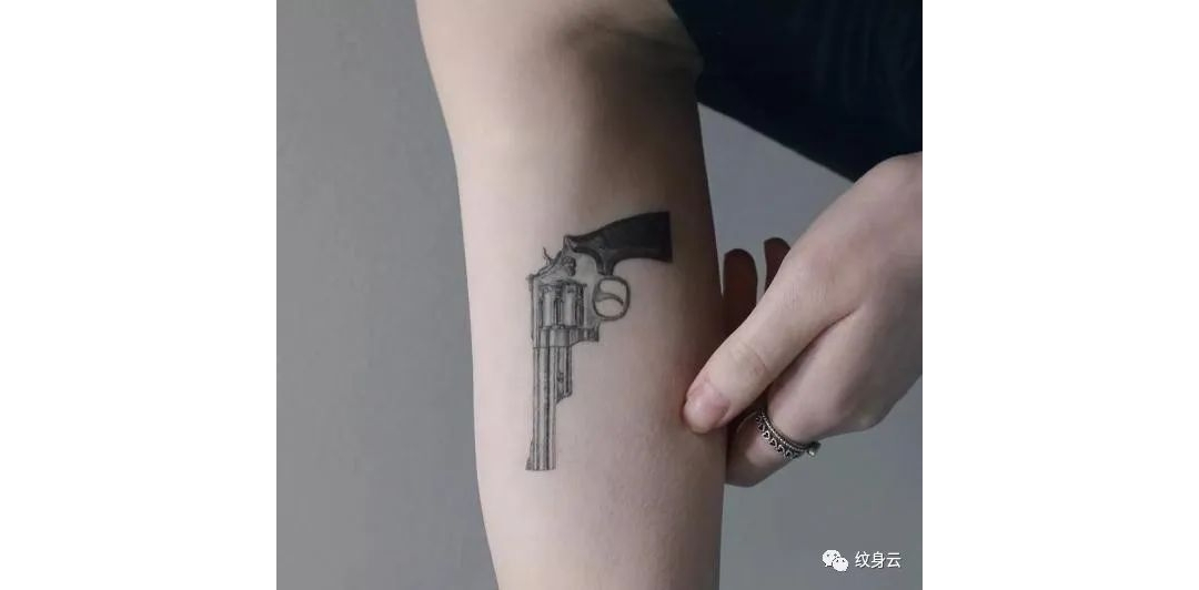 29张个性纹身之神奇的手枪纹身作品图案大全集图片