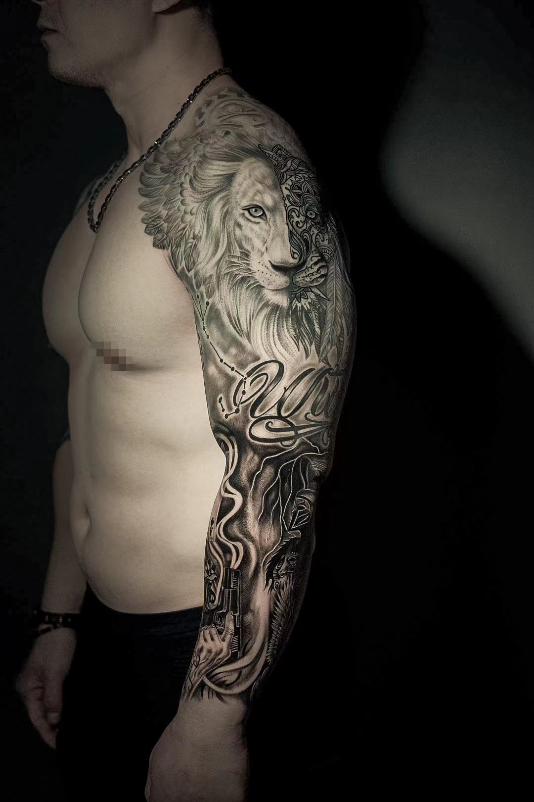 欧美狮子花体字眼睛花臂纹身作品