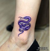 女生腿部一款彩色小蛇纹身图案