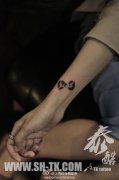 女生手腕小巧时尚的图腾蝴蝶结纹身图案