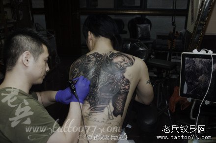 满背霸气纹身作品制作现场