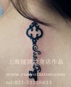 女生背部流行精美的钥匙字母纹身图案