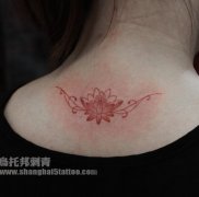 女生背部精美的莲花纹身图案