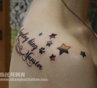 女生肩背五角星猫咪爪印与字母纹身图案
