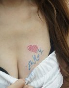 女孩子胸部一款彩色花体英文字母纹身图案