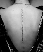 女生背部脊椎处字母纹身图案