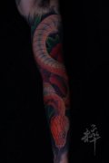 手臂精美的一款彩色蛇与牡丹纹身图案