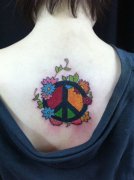 女生背部一款反战符号纹身图案