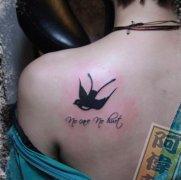 女孩子肩背图腾小燕子与字母纹身图案