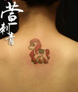 女孩子背部卡通小马纹身图案