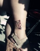 女孩子腿部可爱的小猪纹身图案
