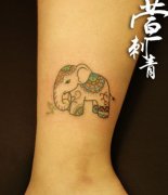 女孩子喜欢的腿部小象纹身图案
