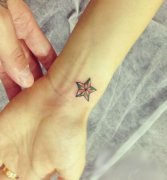 女孩子手腕处小巧的五芒星纹身图案