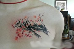 胸部一款水墨画枫叶纹身图案