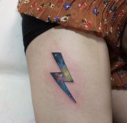 女孩子腿部一款闪电与星空纹身图案