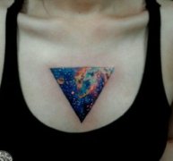 女孩子胸部一款三角形星空纹身图案