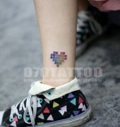 女孩子脚踝处好看的爱心纹身图案