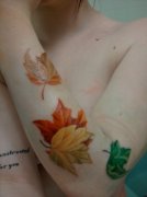 女孩子手臂漂亮的彩色枫叶纹身图案