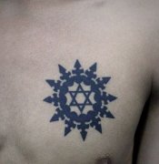 男生胸部一款图腾太阳与六芒星纹身图案