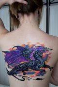 一款美女背部霸气的欧美龙纹身图案