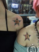 女生肩膀处五角星太阳与月亮纹身图案