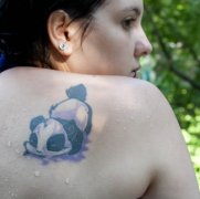 女生背部可爱的小熊猫纹身图案