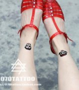美女腿部小巧好看的骷髅纹身图案
